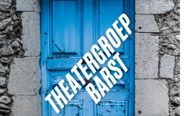 Afbeelding 2 oude deuren met deurposten en ramen voor theaterstuk