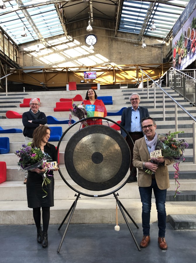 Een groep mensen rondom een gong